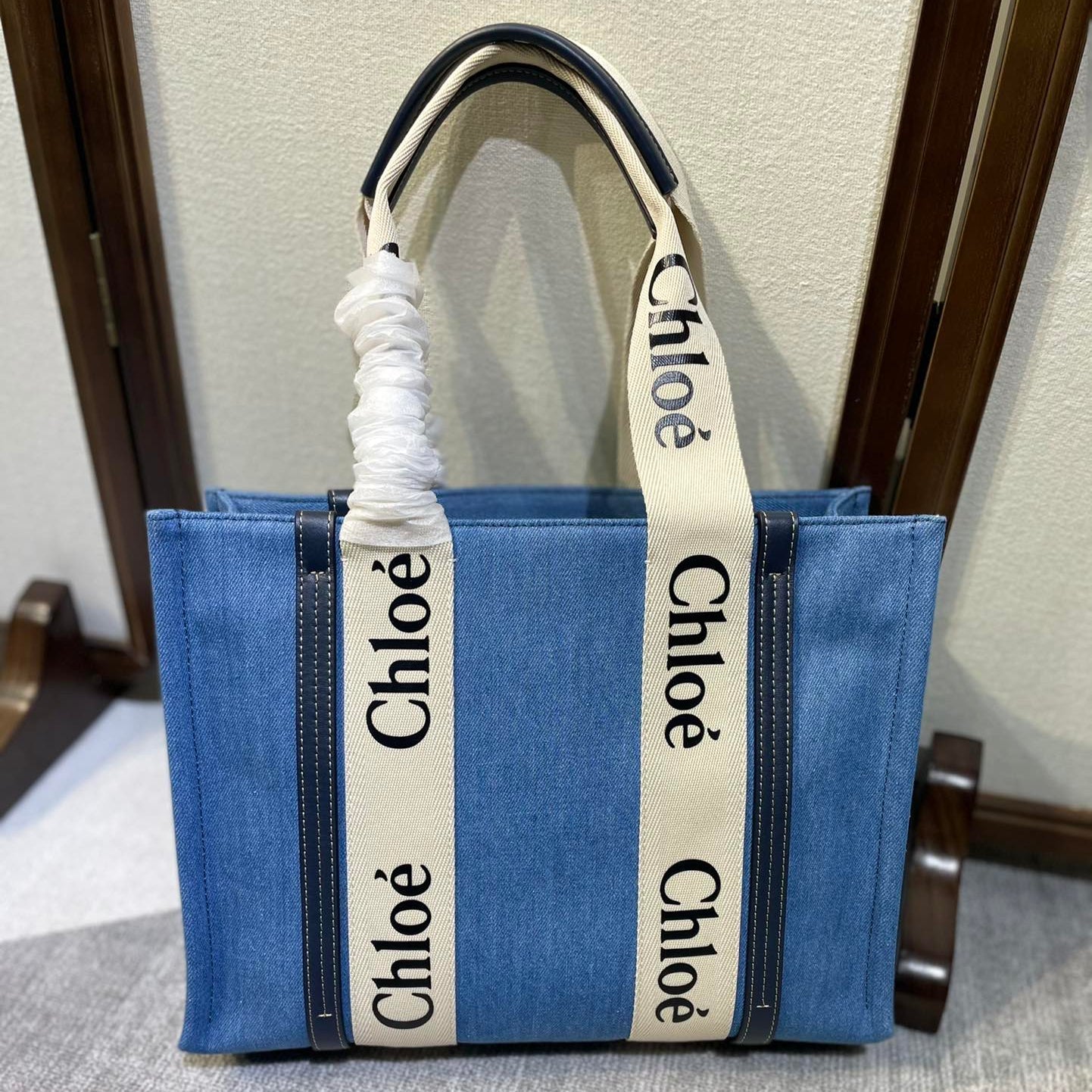 MEDIUM STRAP WOODY TOTE BAG 37 IN BLUE DENIM CANVAS DARK BLUE CALFSKIN
