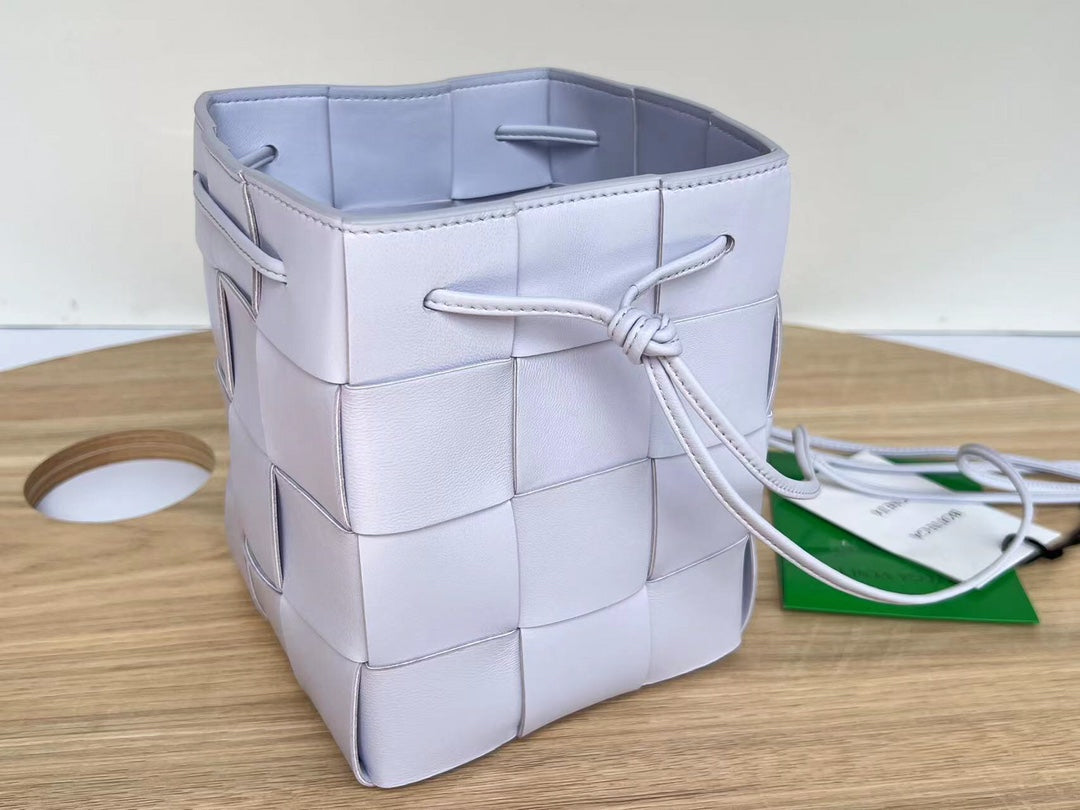 BOTTEGA VENETA SMALL CASSETTE BUCKET 18 IN PALE PURPLE CALFSKIN