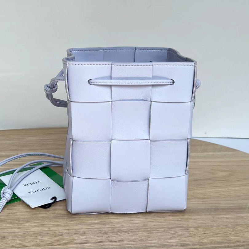 BOTTEGA VENETA SMALL CASSETTE BUCKET 18 IN PALE PURPLE CALFSKIN