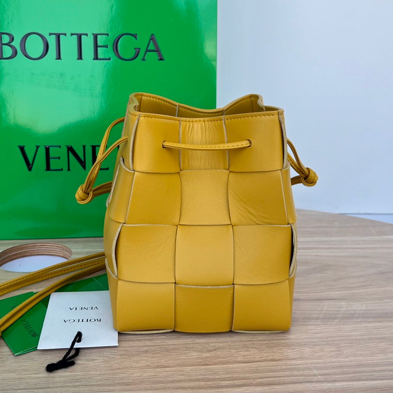 BOTTEGA VENETA SMALL CASSETTE BUCKET 18 IN MERIGOLD CALFSKIN