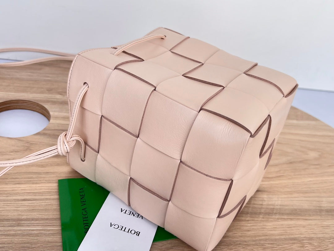 BOTTEGA VENETA SMALL CASSETTE BUCKET 18 IN LIGHT PINK CALFSKIN