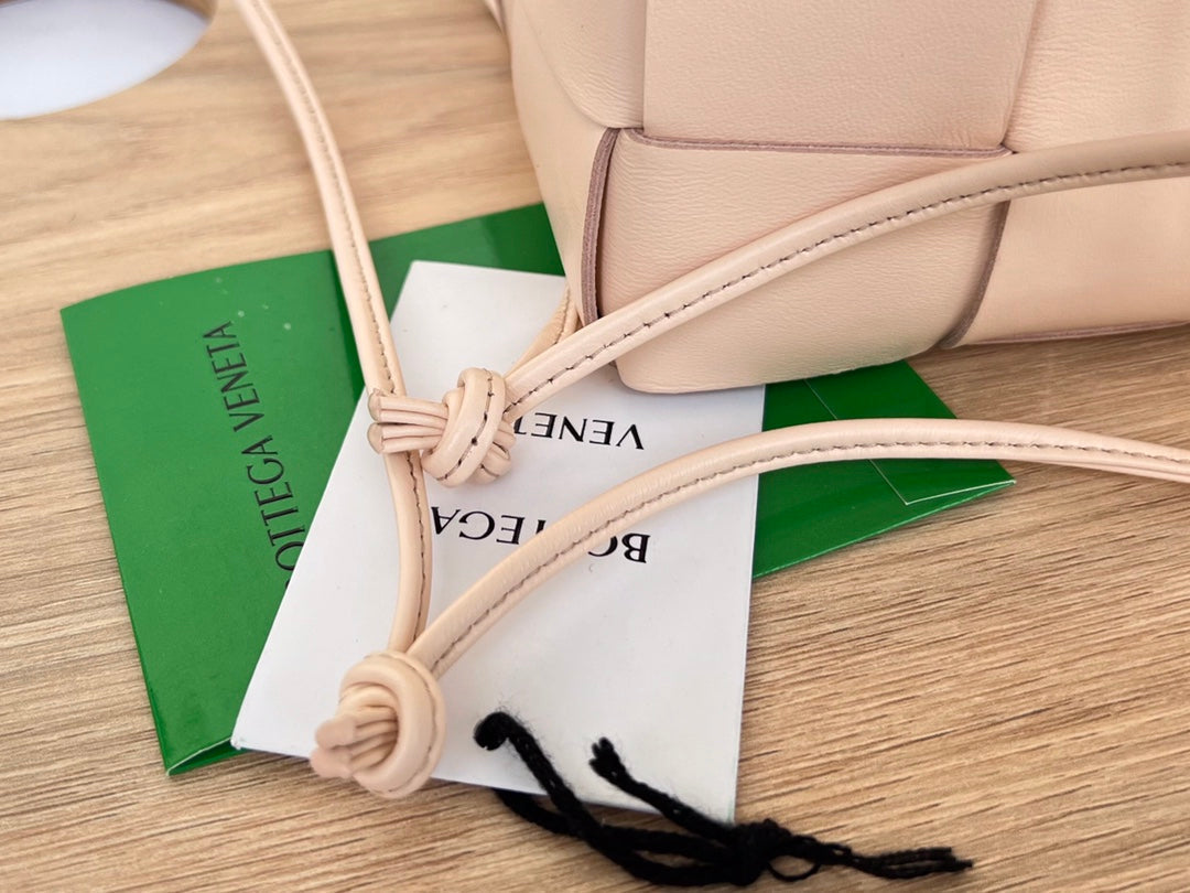 BOTTEGA VENETA SMALL CASSETTE BUCKET 18 IN LIGHT PINK CALFSKIN