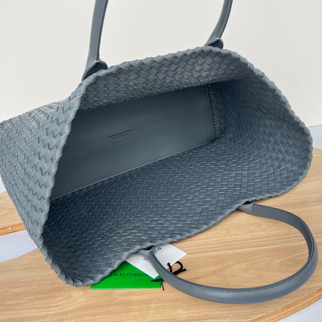 BOTTEGA VENETA LARGE CABAT 51 IN ONYX BLACK LAMBSKIN