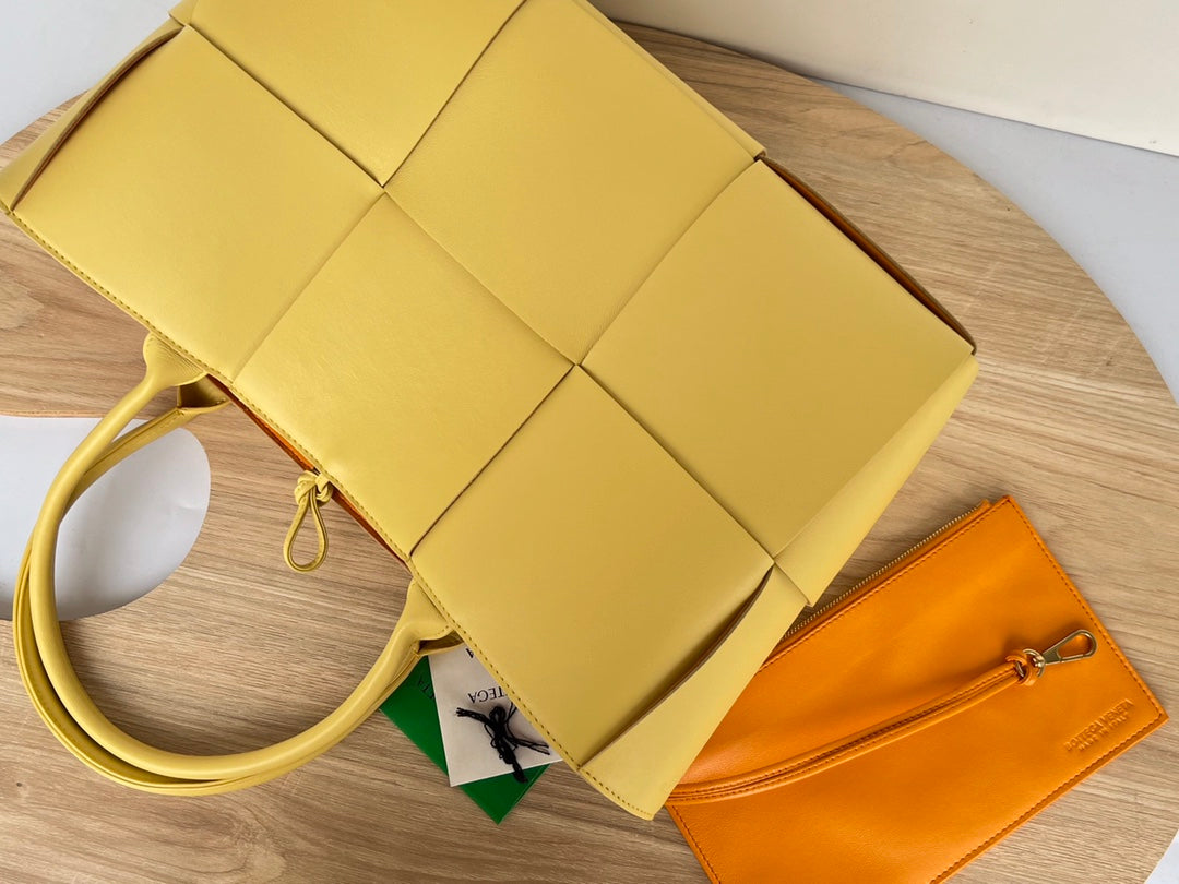 BOTTEGA VENETA ARCO TOTE 36 IN CHENIN YELLOW CALFSKIN