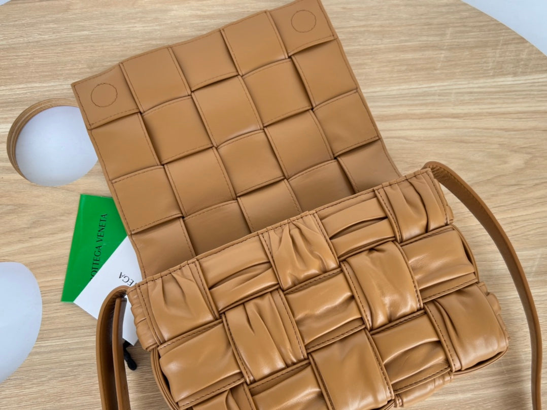 BOTTEGA VENETA CASSETTE 28 IN MEDIUM BROWN SOFT LAMBSKIN