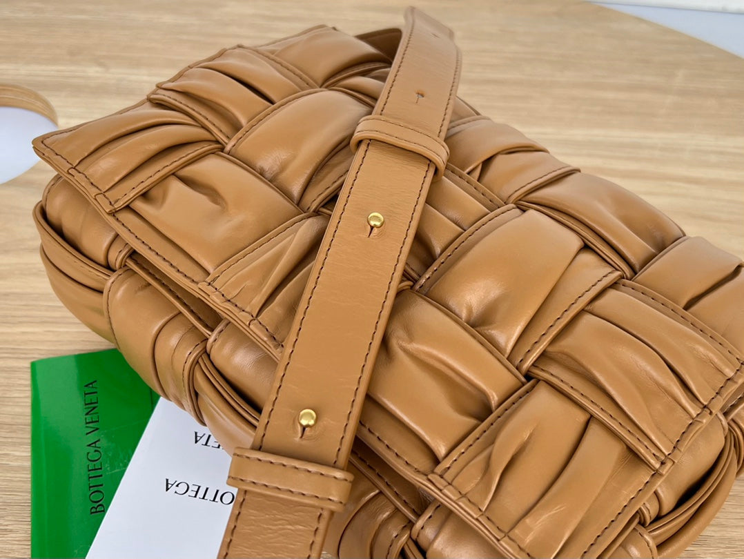 BOTTEGA VENETA CASSETTE 28 IN MEDIUM BROWN SOFT LAMBSKIN