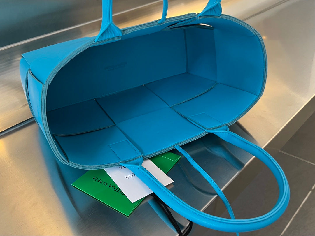 BOTTEGA VENETA SMALL ARCO TOTE 30 IN CERULEAN BLUE LAMBSKIN