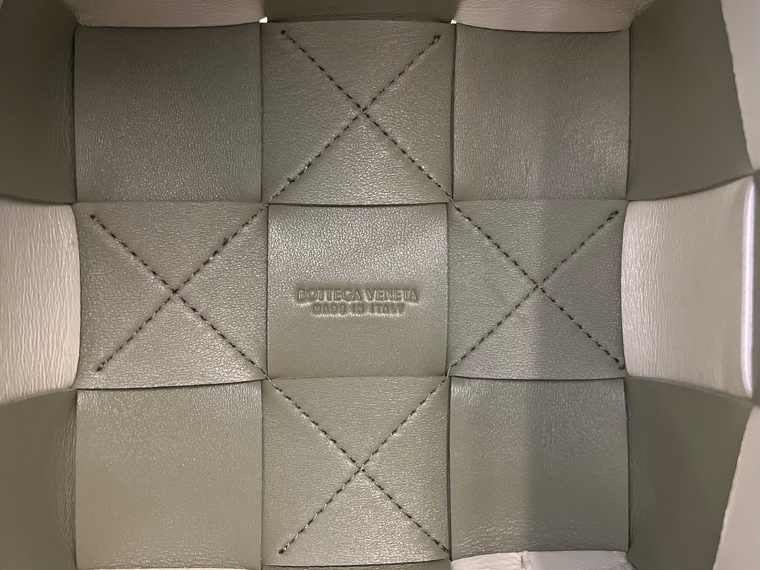 BOTTEGA VENETA SMALL CASSETTE BUCKET 18 IN XANADU MIX WHITE CALFSKIN