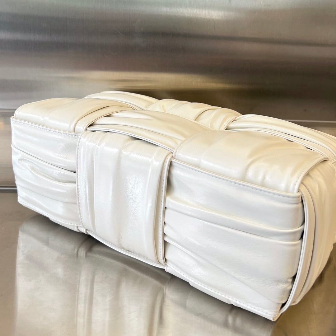 BOTTEGA VENETA SMALL ARCO TOTE 30 IN WHITE SOFT LAMBSKIN