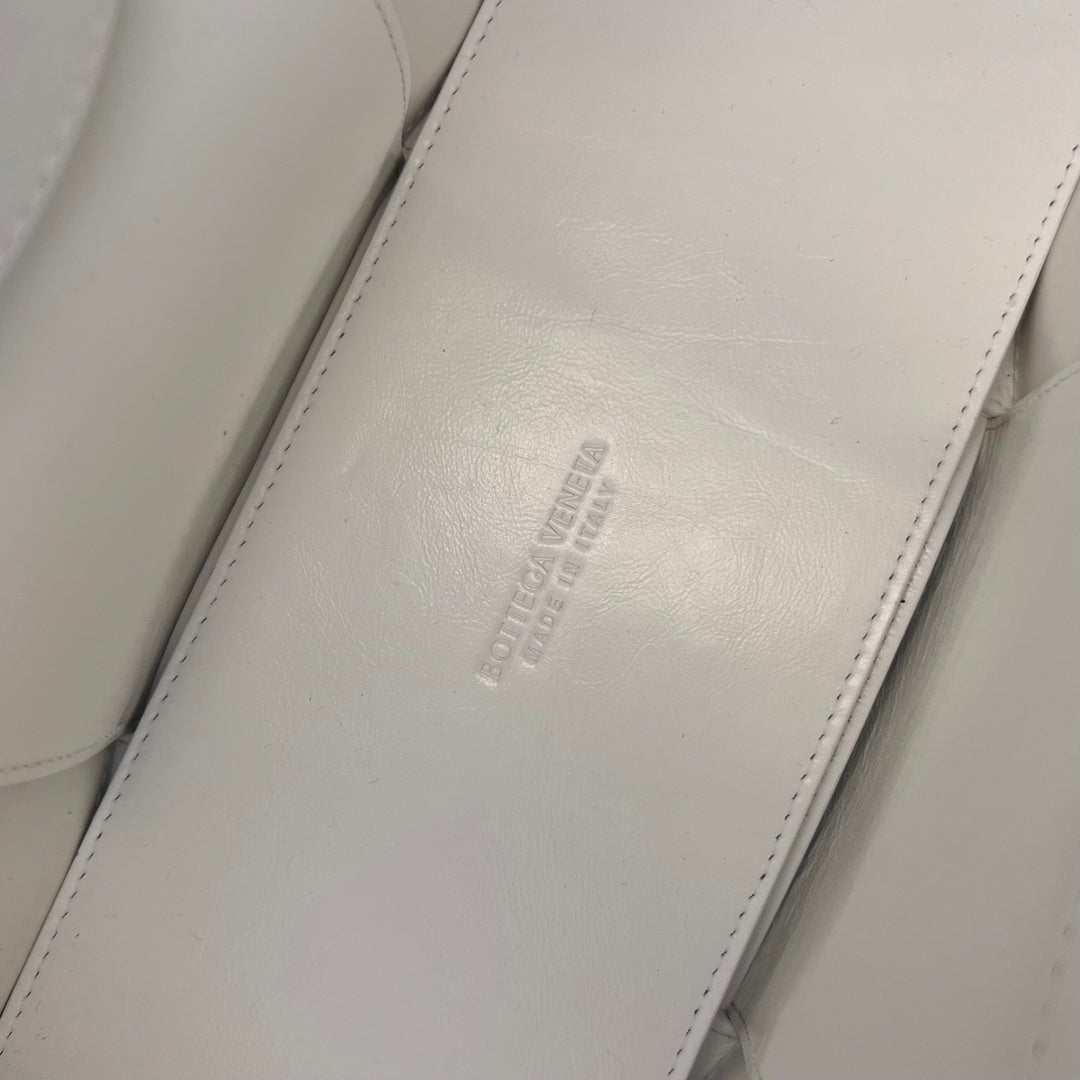 BOTTEGA VENETA SMALL ARCO TOTE 30 IN WHITE SOFT LAMBSKIN