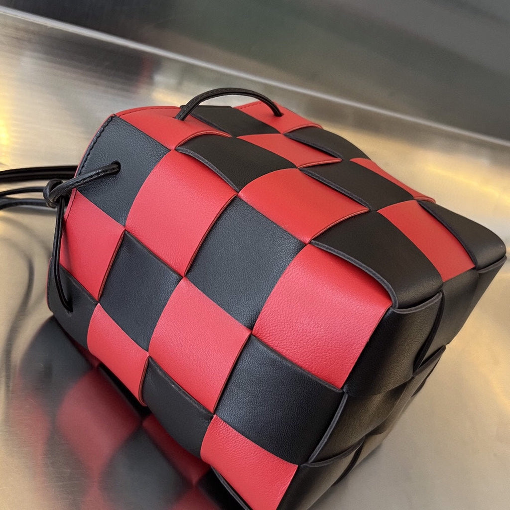 BOTTEGA VENETA SMALL CASSETTE BUCKET 18 IN RED MIX BLACK CALFSKIN