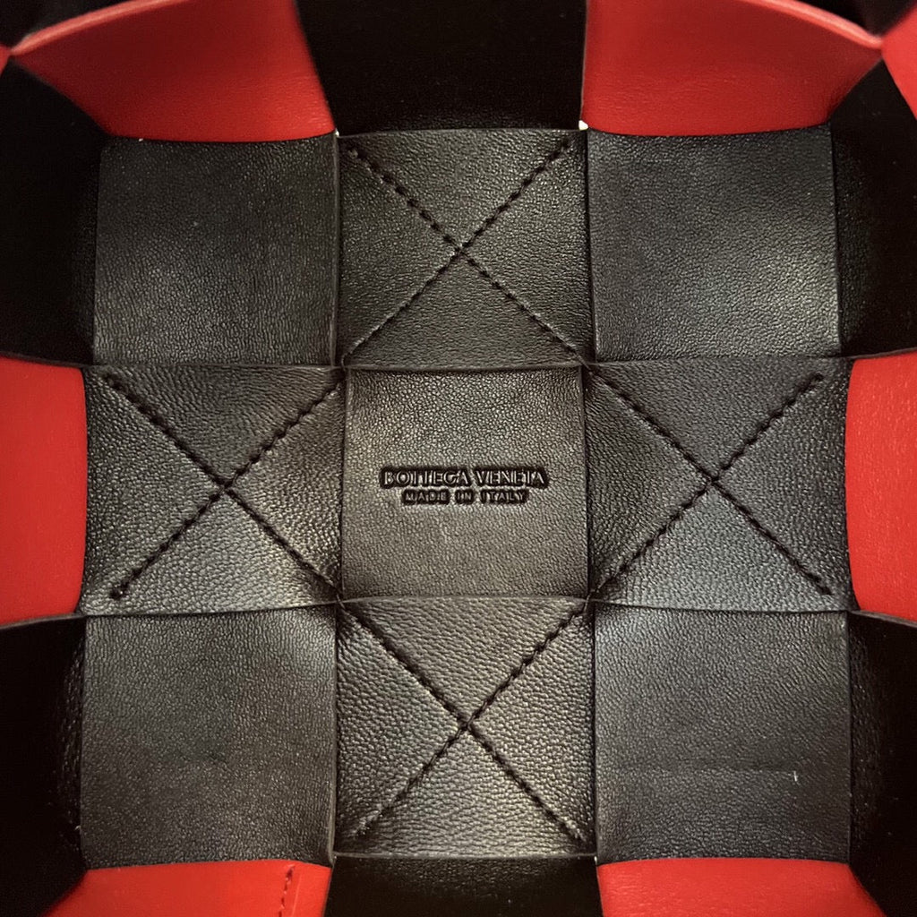 BOTTEGA VENETA SMALL CASSETTE BUCKET 18 IN RED MIX BLACK CALFSKIN