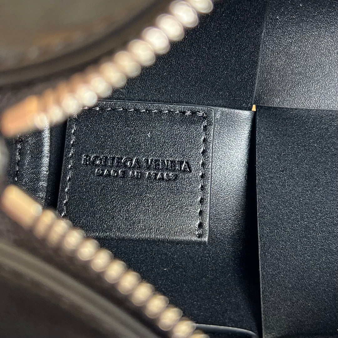 BOTTEGA VENETA SMALL CYLINDER CASSETTE 21 IN BLACK CALFSKIN