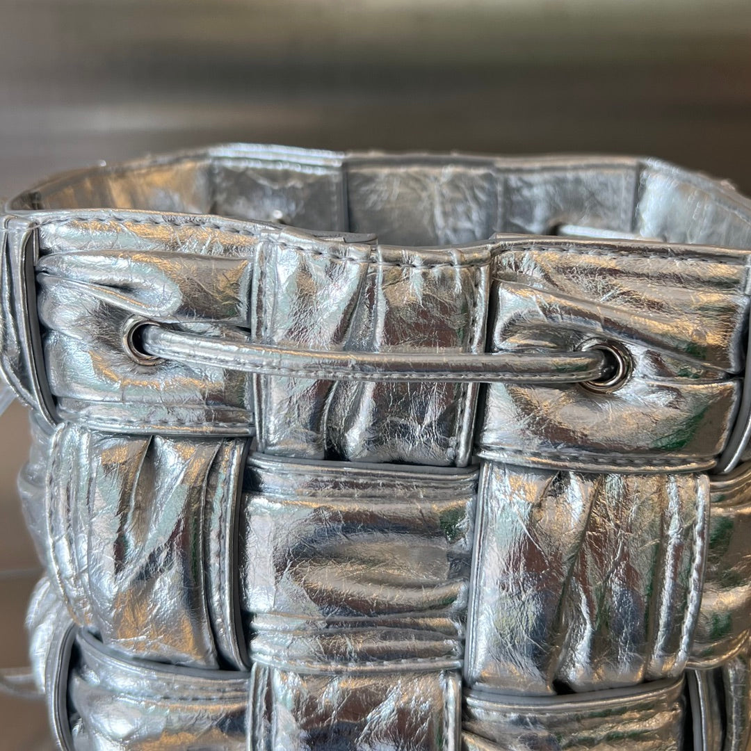 BOTTEGA VENETA SMALL CASSETTE BUCKET 18 IN SILVER METALLIC SOFT LAMBSKIN