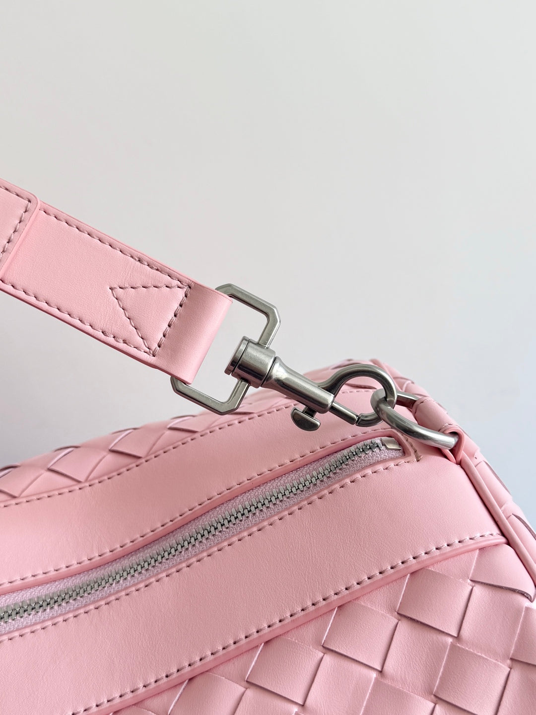 BOTTEGA VENETA 25S INTRECCIATO CABIN DUFFLE 55 IN LIGHT PINK CALFSKIN