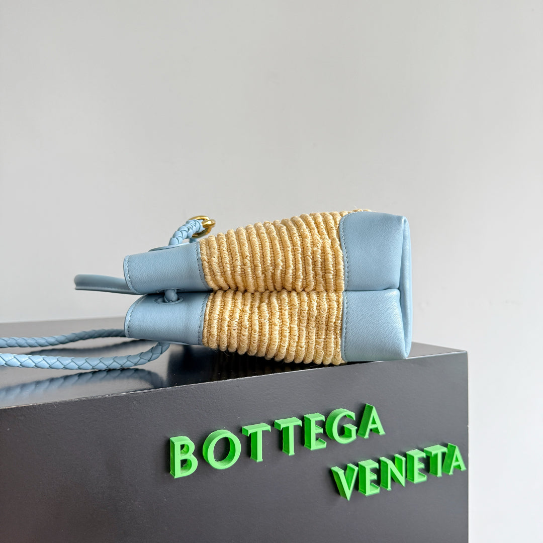 BOTTEGA VENETA 25S SMALL ANDIAMO 25 IN LIGHT BLUE CALFSKIN AND RAFFIA