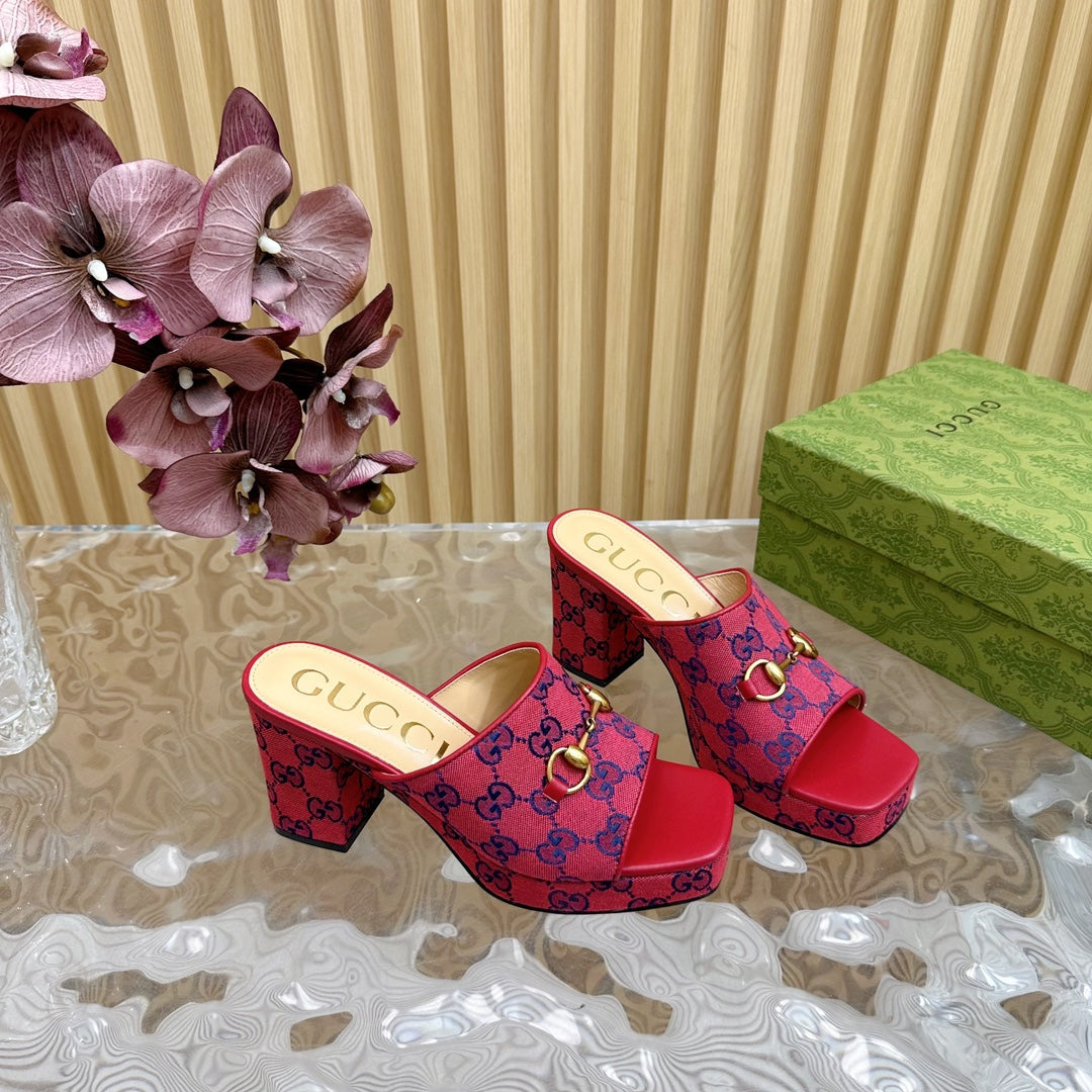 GUCCI HORSEBIT SLIDE SANDAL IN RED MONOGRAM CANVAS AND SHEEPSKIN LINING